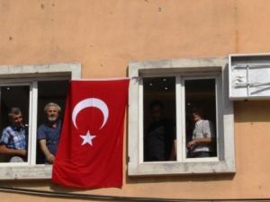 HDP’liler parti binalarına Türk bayrağı astı