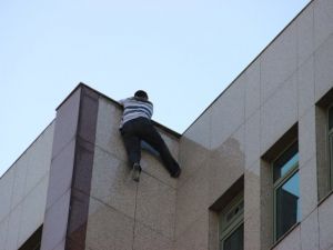 Hastane çatısında intihar girişimi