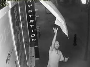 Provokatörün bayrağı yırttığı anlar kamerada