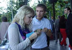 Komşu gazetecilerden çaya ilgi