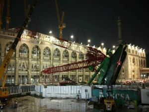 Kabe’deki vincin düşme anları kameralara yansıdı