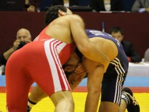 Milli güreşçi Selim Yaşar yarı finalde