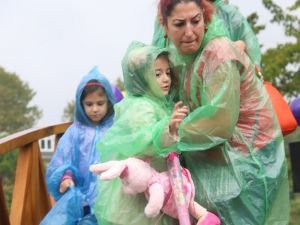 Masal kahramanları yağmurdan böyle kaçtı