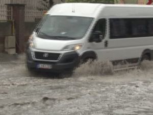 Sağanak yağış yolları göle çevirdi