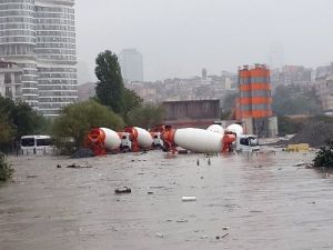 Kurbağalıdere taştı, kamyonlar su altında kaldı