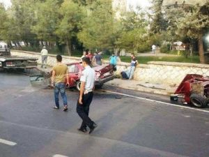 Cami duvarına çarpan otomobil ikiye bölündü