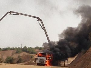 PKK’lılar Bingöl’de iş makinesi yaktı