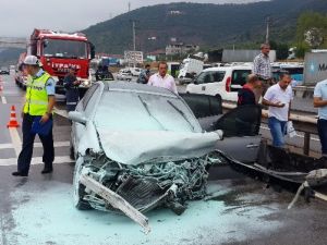 Bariyerlere çarpan araç parçalandı: 2 yaralı