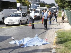 Üst geçidi kullanmayan anne kıza araç çarptı: 1 ölü, 1 yaralı