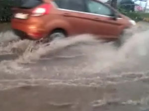 Trabzon'da sağanak yağış çileye dönüştü: Kalkınma'da mazgallar tıkandı yollar göle döndü