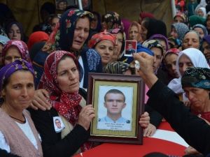 Trabzonlu şehidin cenazesinde siyasilere tepki!