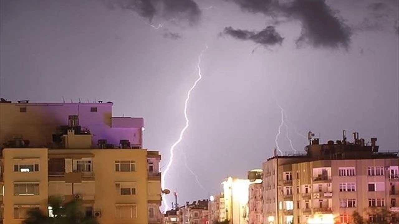 Trabzon'da yıldırım düşme anı