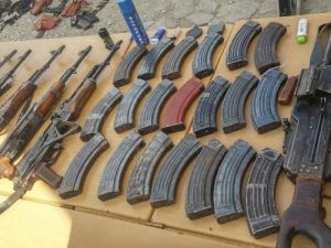 Teröristlerin aracından cephanelik çıktı