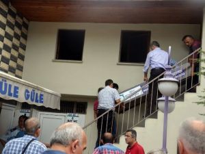 Öğretmen mescitte kendini astı