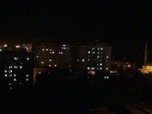 Hendekleri kapatmaya çalışan polislere saldırdılar