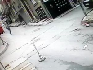 İrlandalı turiste kapkaç şoku kamerada