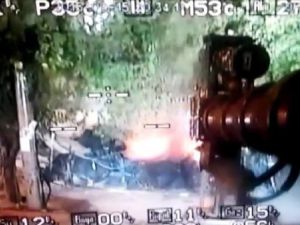 TOMA taşlanmasına rağmen yanan dükkanı söndürdü