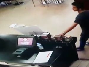 Restorandaki cep telefonu hırsızlığ kamerada