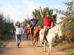 Görme engellilere atlı safari