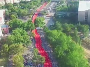 2 km’lik bayrakla ’’Teröre hayır, kardeşliğe evet’’