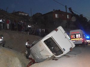 İşçileri taşıyan minibüs takla attı: 3 ölü, 17 yaralı