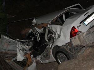 Kamyonet ile otomobil çarpıştı, 1 ölü, 4 yaralı