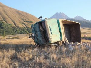Taş yüklü kamyon devrildi: 1 ölü