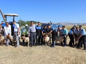 Polisler terör ve belalardan korunmak için kurban kesti