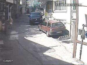 15 bin lirayı dolandırıcılara kaptırma anı kamerada