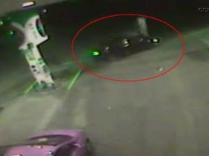 Otomobil akaryakıt istasyonuna daldı