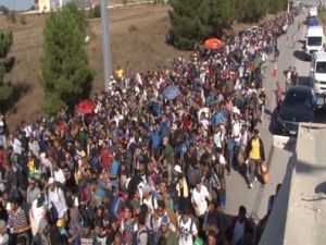 Suriyeli sığınmacılar sınır kapısına yürüyor