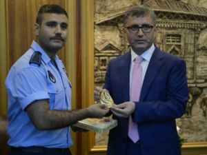 Kahraman zabıta memuru bir kese altınla ödüllendirildi