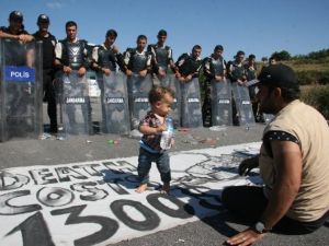 Uluslararası yolu trafiğe kapattılar