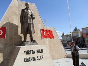 Gazi, tören alanını karıştırınca...