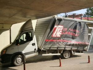 Emanet kamyonetle alt geçitte sıkıştı