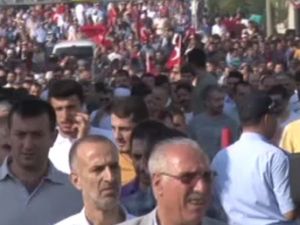 Akın akın gelmeye devam ediyorlar