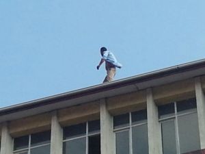 Belediye çatısında intihar girişimi