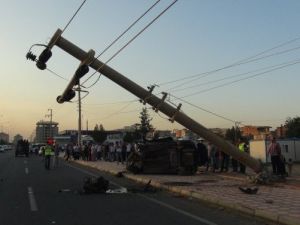 Otomobil elektrik direğine çarptı: 4 yaralı