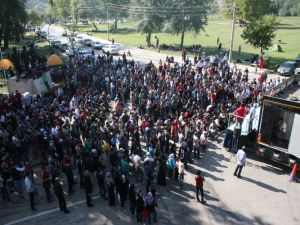 Suriyeli sığınmacılar görüşmeyi dev ekrandan izledi