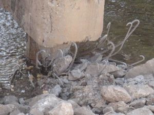 Teröristler köprüyü bombaladı