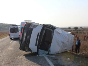 Mültecileri taşıyan minibüs kaza yaptı: 17 yaralı