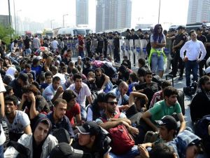 Edirne’ye yürüyen mültecilere polis engeli