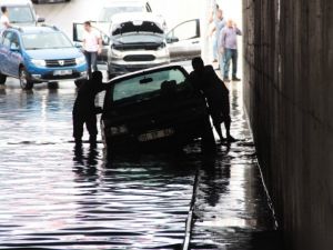 Adana’yı sağanak vurdu