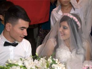 Kendi düğününe yetişemeyen asker, gelinine kavuştu!