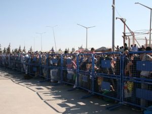 Suriyeliler sınıra akın etti