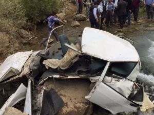Otomobil Botan Çayına uçtu: 4 ölü