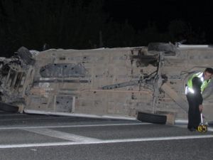 Minibüs ile otomobil çarpıştı: 3’ü ağır 16 yaralı