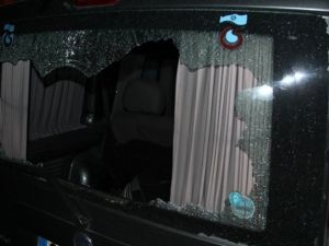 Teröristler sivil aracı taradı