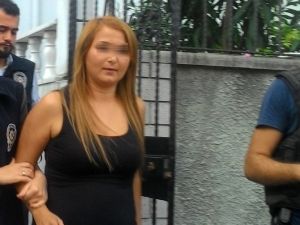 Garsonlarla tartışan kadın havaya ateş açtı