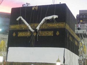 Kabe'nin örtüsü değiştirildi